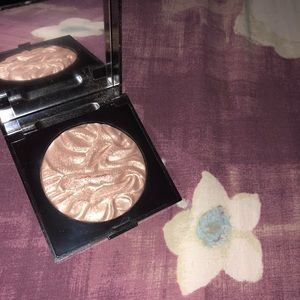 LAURA MERCIER Indiscretion Highlighter